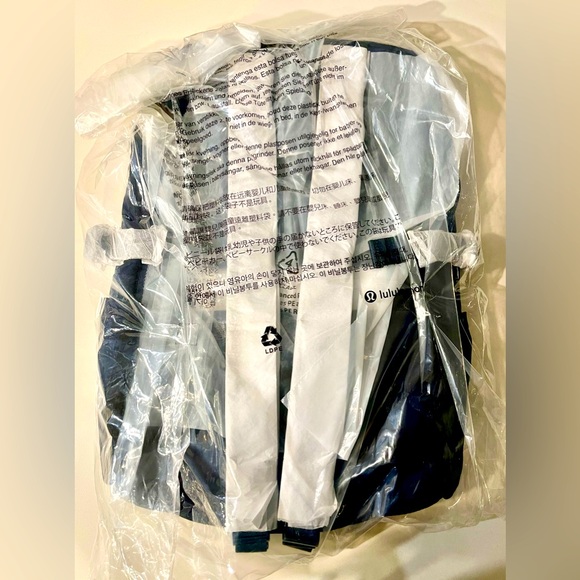 Lululemon New Crew Backpack_Navy Blue_Discontinued color - Picture 2 of 9